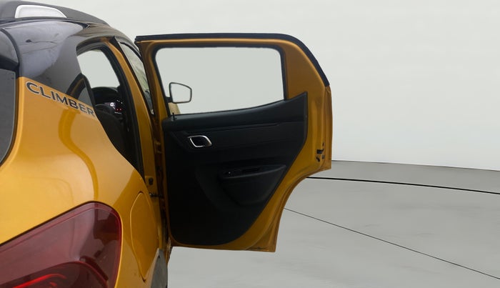 2022 Renault Kwid CLIMBER 1.0 AMT Dual Tone , Petrol, Automatic, 25,418 km, RHS Rear Door