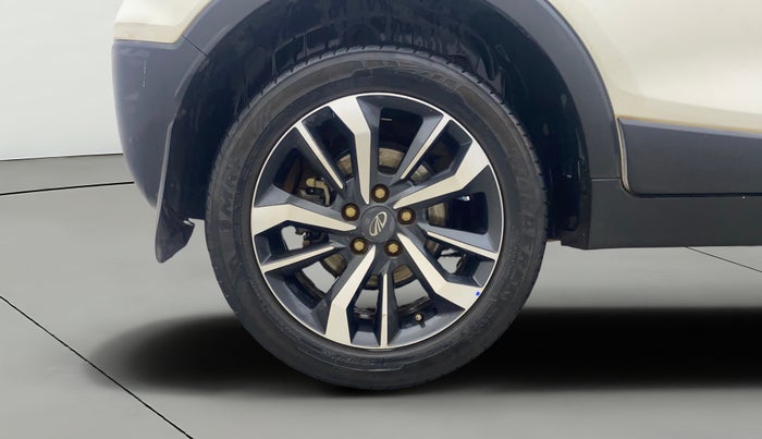 2019 Mahindra XUV300 W8 (O) 1.5 DIESEL AMT, Diesel, Automatic, 1,23,093 km, Right Rear Wheel