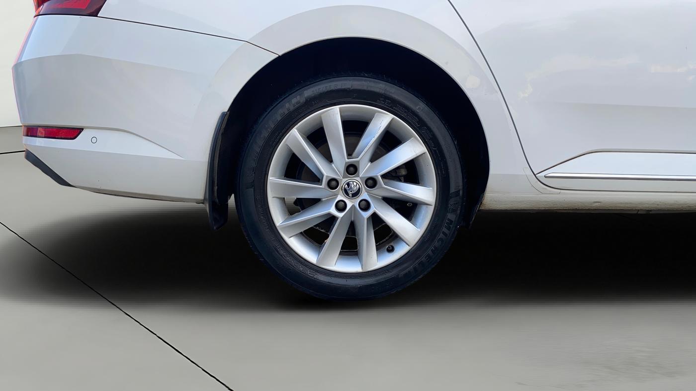 2018 Skoda Superb L&K 1.8 TSI AT, Petrol, Automatic, 82,371 km, Right Rear Wheel
