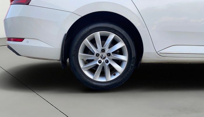 2018 Skoda Superb L&K 1.8 TSI AT, Petrol, Automatic, 82,308 km, Right Rear Wheel