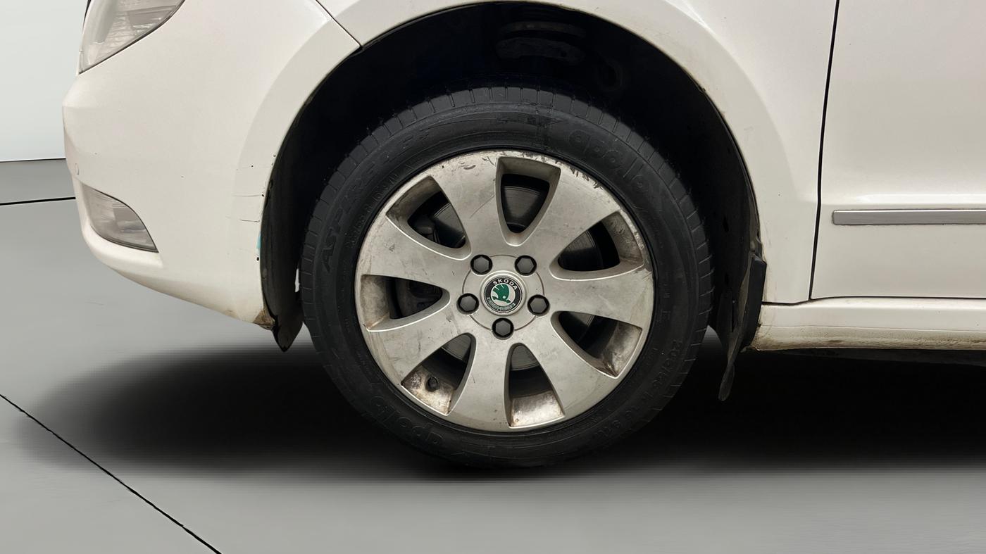 2013 Skoda Superb ELEGANCE 1.8 TSI AT, Petrol, Automatic, 73,637 km, Left Front Wheel