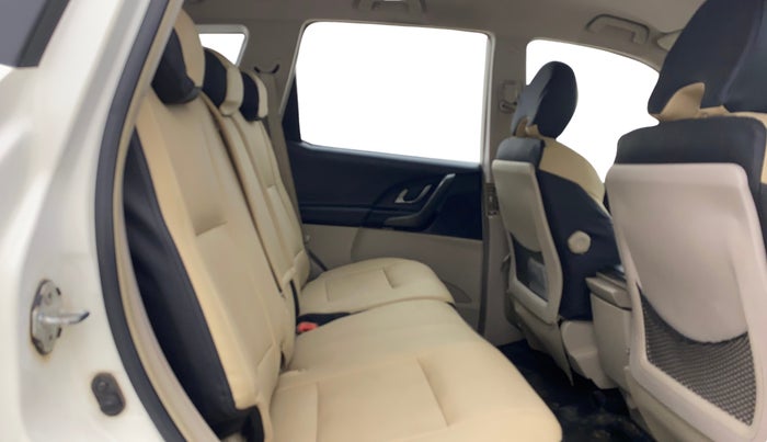 2017 Mahindra XUV500 W6, Diesel, Manual, 1,49,587 km, Right Side Rear Door Cabin