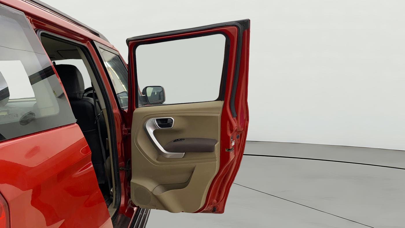 2017 Mahindra TUV300 T8 AMT, Diesel, Automatic, 1,35,641 km, RHS Rear Door