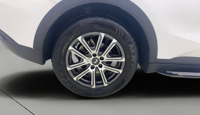 2022 Mahindra XUV700 AX 7 LUXURY P AT 7 STR, Petrol, Automatic, 38,547 km, Right Rear Wheel