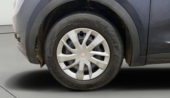 2023 Mahindra XUV700 MX P MT 5 STR, Petrol, Manual, 37,993 km, Left Front Wheel