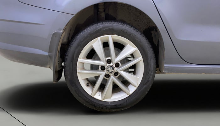 2017 Skoda Rapid STYLE 1.6 MPI AT, Petrol, Automatic, 78,050 km, Right Rear Wheel