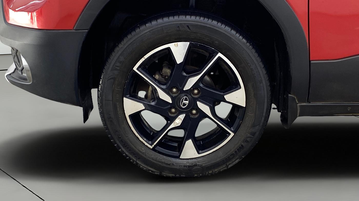 2023 Tata PUNCH CREATIVE AMT 1.2 RTN DUAL TONE, Petrol, Automatic, 31,600 km, Left Front Wheel