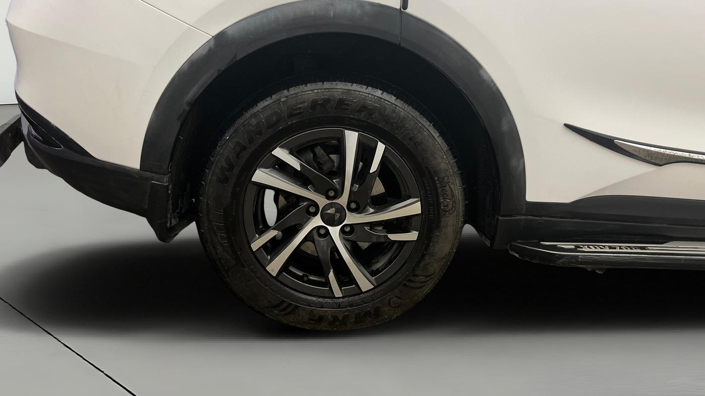 2023 Mahindra XUV700 AX 5 P AT 5 STR, Petrol, Automatic, 11,182 km, Right Rear Wheel