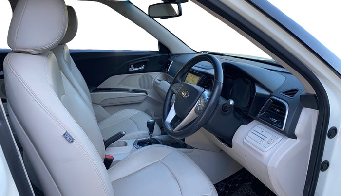 2022 Mahindra XUV300 W8 (O) 1.2 PETROL AMT, Petrol, Automatic, 36,068 km, Right Side Front Door Cabin