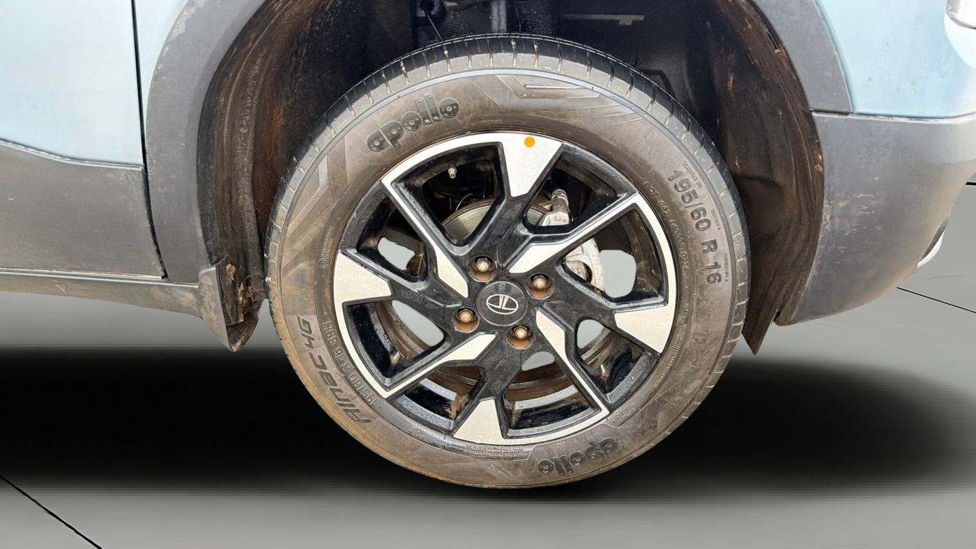 2024 Tata PUNCH ACCOMPLISHED DAZZLE PACK AMT, Petrol, Automatic, 26,229 km, Right Front Wheel