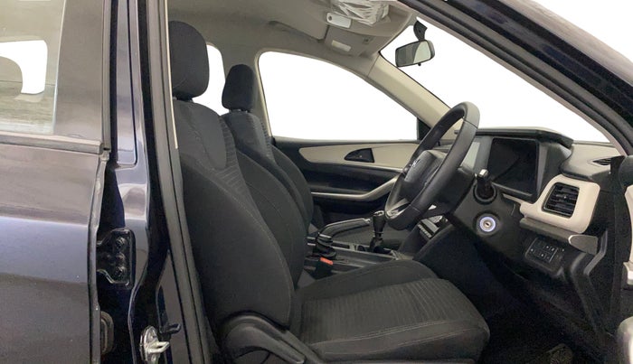 2022 Mahindra XUV700 MX P MT 5 STR, Petrol, Manual, 20,736 km, Right Side Front Door Cabin