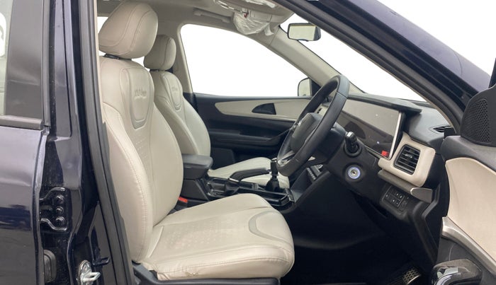 2022 Mahindra XUV700 AX 5 P MT 7 STR, Petrol, Manual, 38,236 km, Right Side Front Door Cabin
