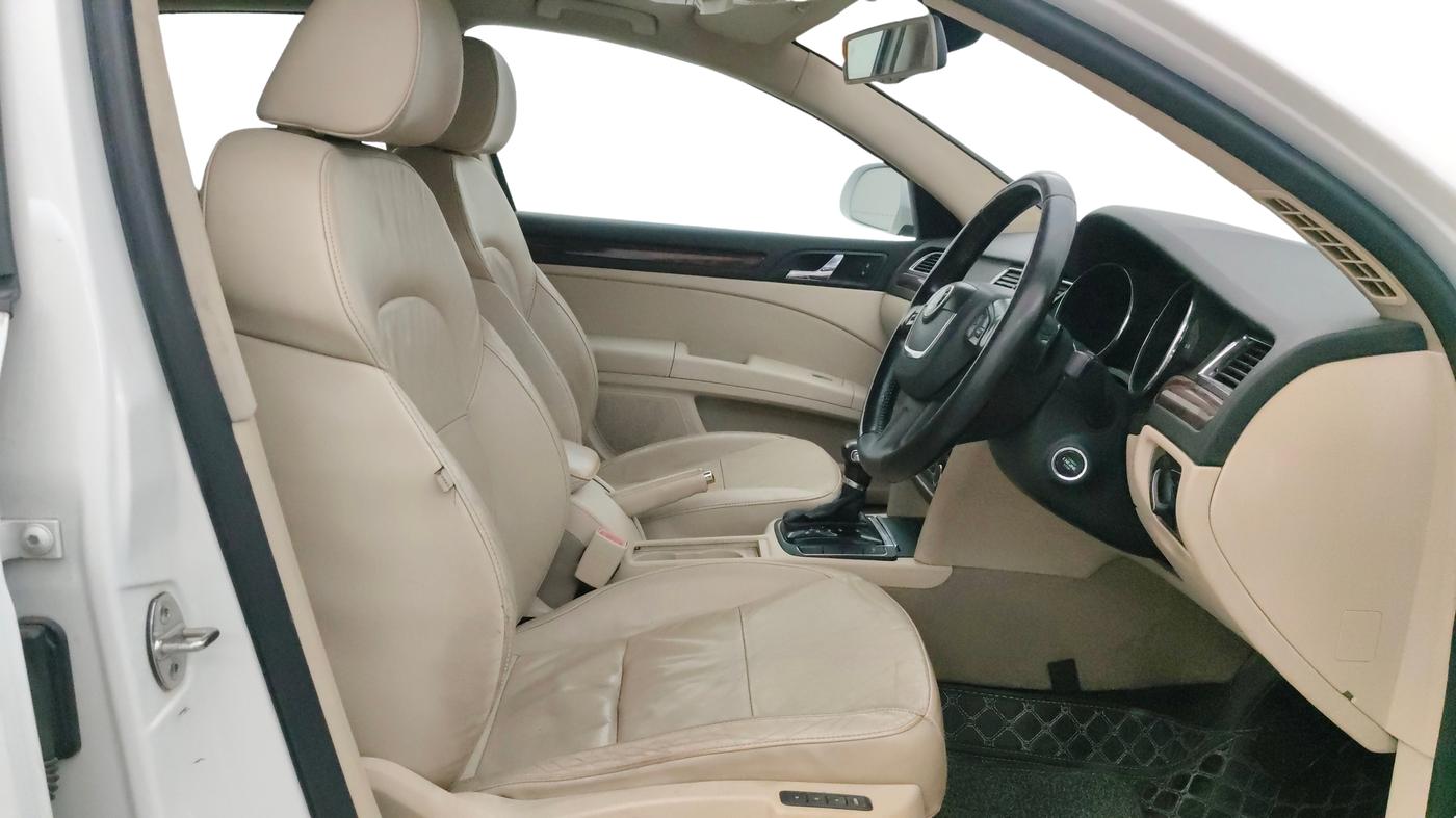 2013 Skoda Superb ELEGANCE 2.0 TDI CR AT, Diesel, Automatic, 68,183 km, Right Side Front Door Cabin