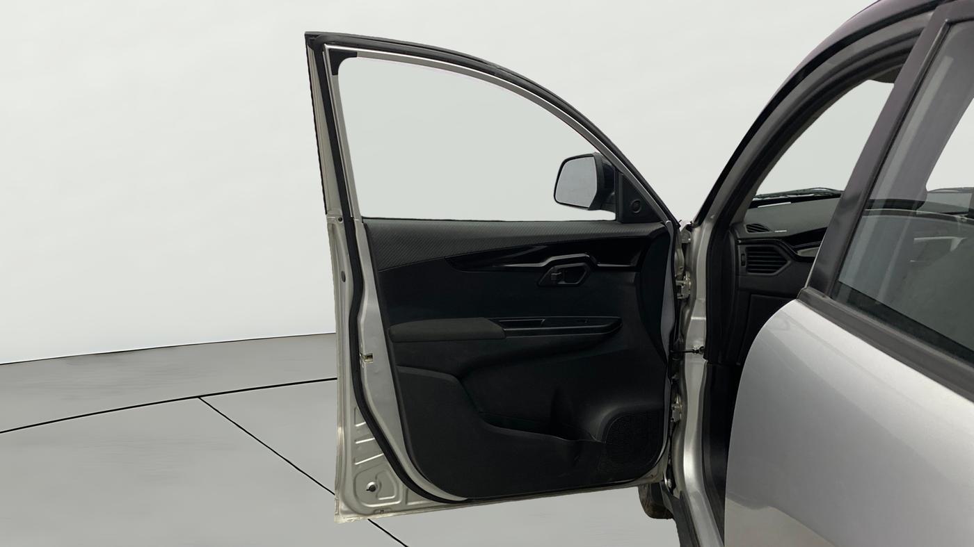 2018 Mahindra KUV 100 NXT K8 P 6 STR DUAL TONE, Petrol, Manual, 23,253 km, LHS Front Door