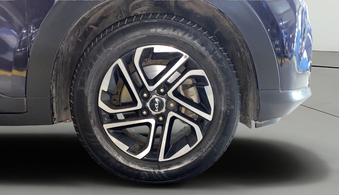 2022 KIA CARENS LUXURY PLUS 1.4 PETROL 7 STR, Petrol, Manual, 28,087 km, Right Front Wheel