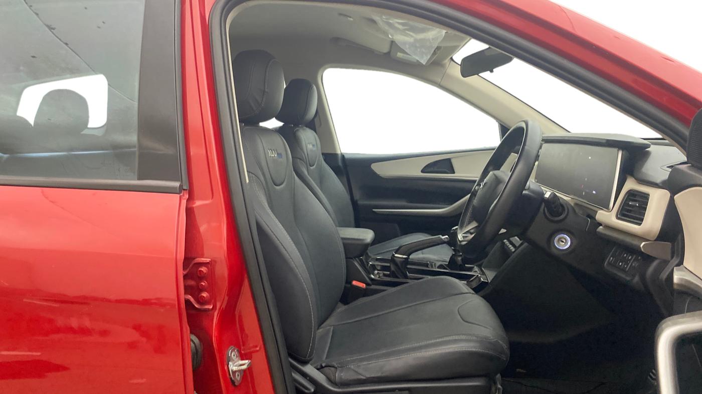 2022 Mahindra XUV700 AX 3 P MT 5 STR, Petrol, Manual, 82,103 km, Right Side Front Door Cabin