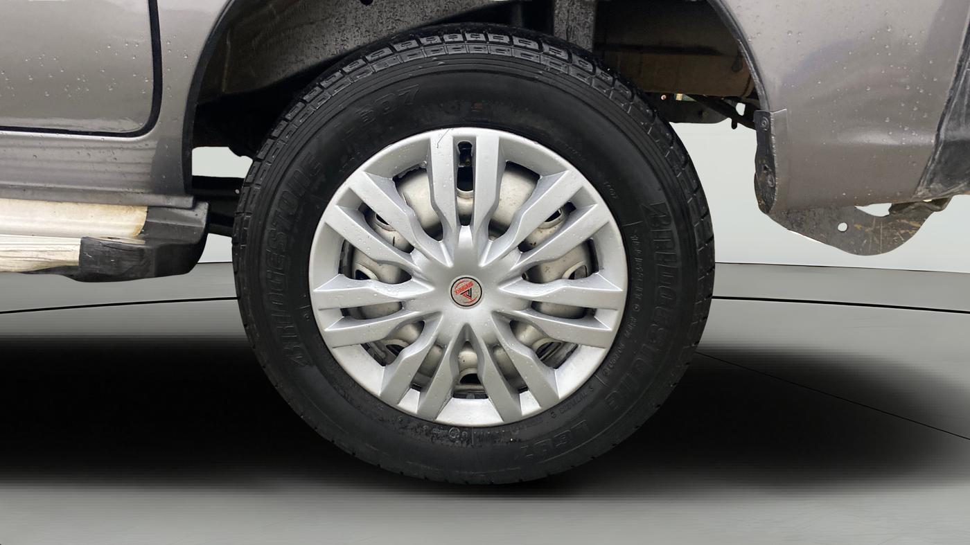 2016 Maruti Eeco 7 STR, Petrol, Manual, 33,663 km, Left Rear Wheel