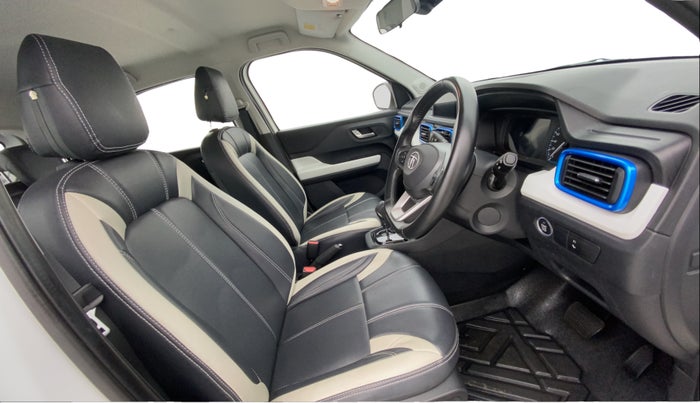 2022 Tata PUNCH CREATIVE AMT 1.2 RTN DUAL TONE, Petrol, Automatic, 10,270 km, Right Side Front Door Cabin