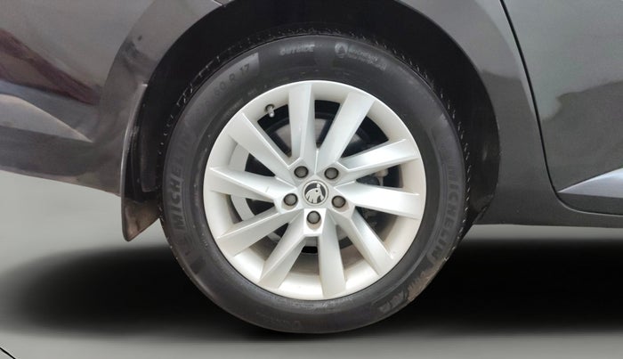 2016 Skoda Superb L&K 1.8 TSI AT, Petrol, Automatic, 1,00,251 km, Right Rear Wheel