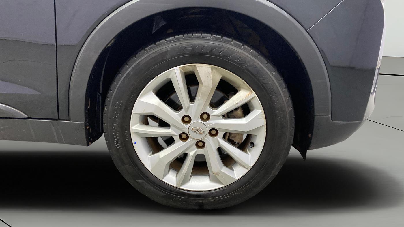 2020 Mahindra XUV300 W8 1.5 DIESEL, Diesel, Manual, 1,18,911 km, Right Front Wheel