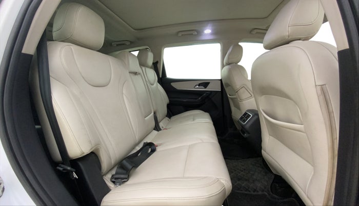 2021 Mahindra XUV700 AX 7 LUXURY D AT 7 STR, Diesel, Automatic, 1,00,162 km, Right Side Rear Door Cabin