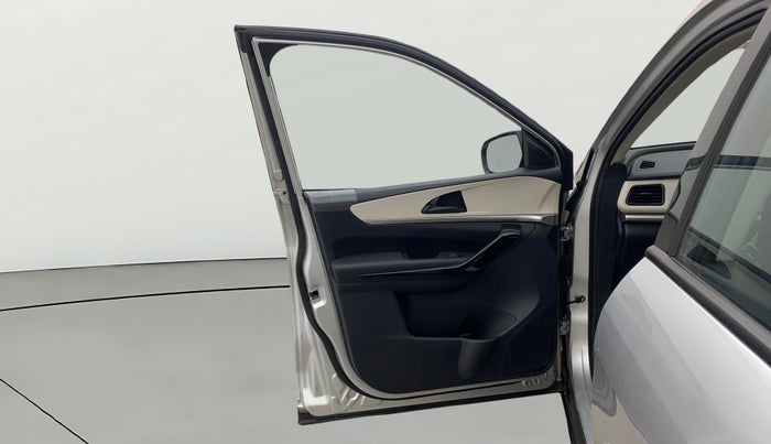 2022 Mahindra XUV700 AX 5 P AT 5 STR, Petrol, Automatic, 28,300 km, LHS Front Door