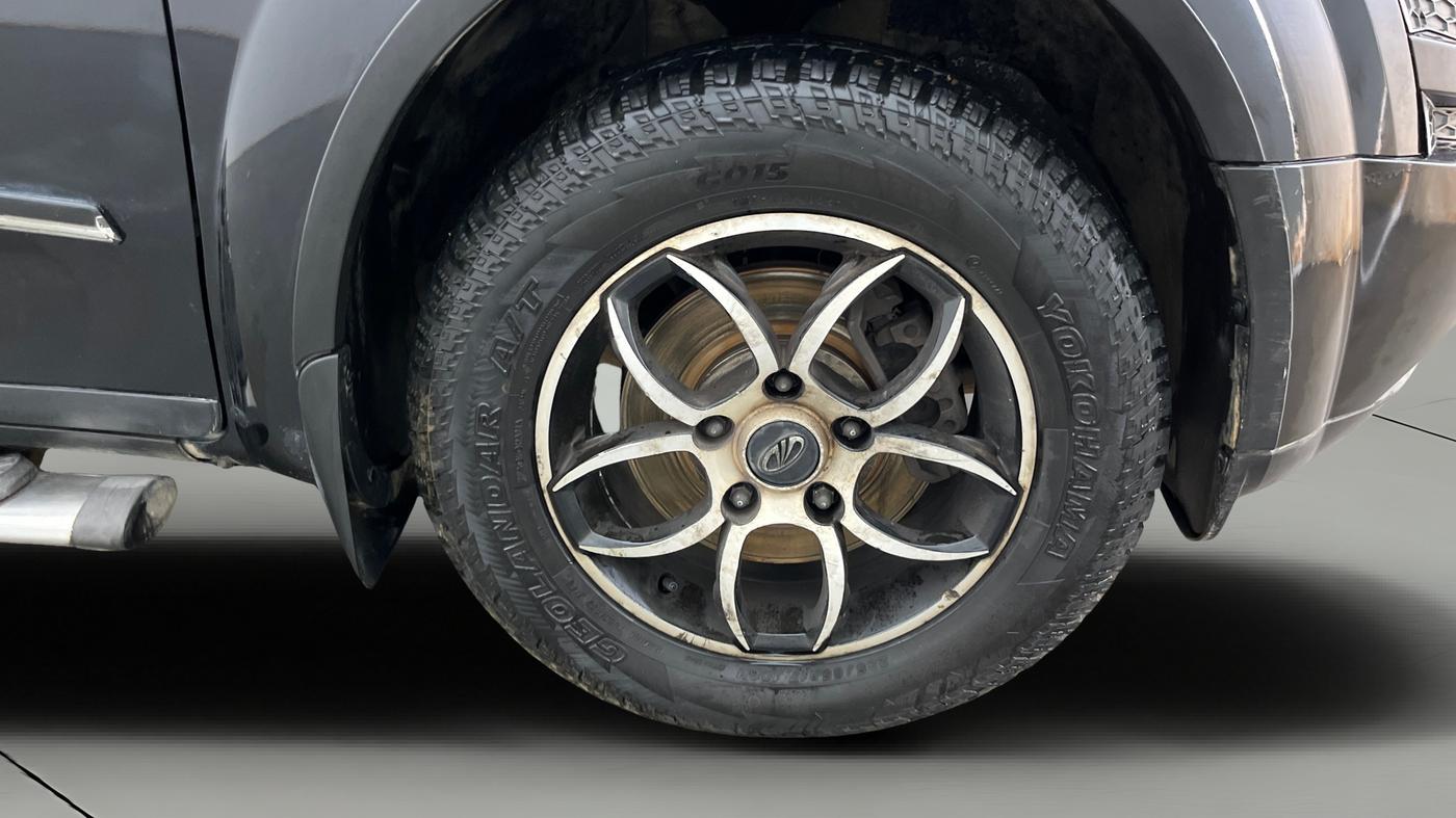 2013 Mahindra XUV500 W6, Diesel, Manual, 77,330 km, Right Front Wheel