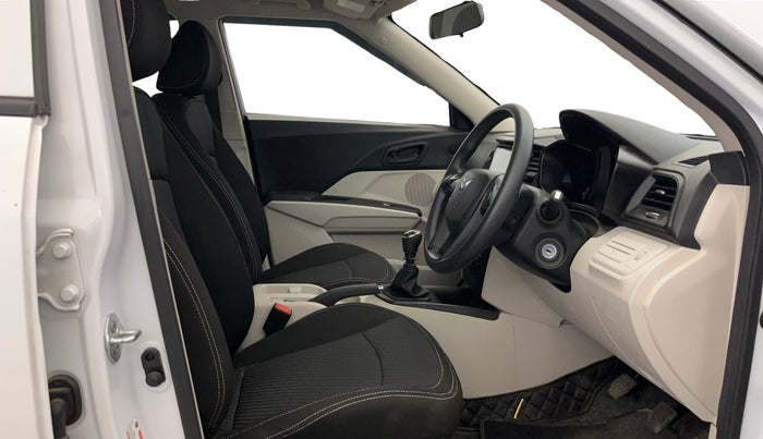 2023 Mahindra XUV300 W4 1.2 PETROL, Petrol, Manual, 35,728 km, Right Side Front Door Cabin