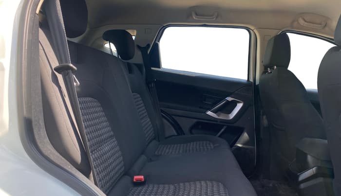 2021 Tata Harrier XMA 2.0L KRYOTEC, Diesel, Automatic, 97,438 km, Right Side Rear Door Cabin