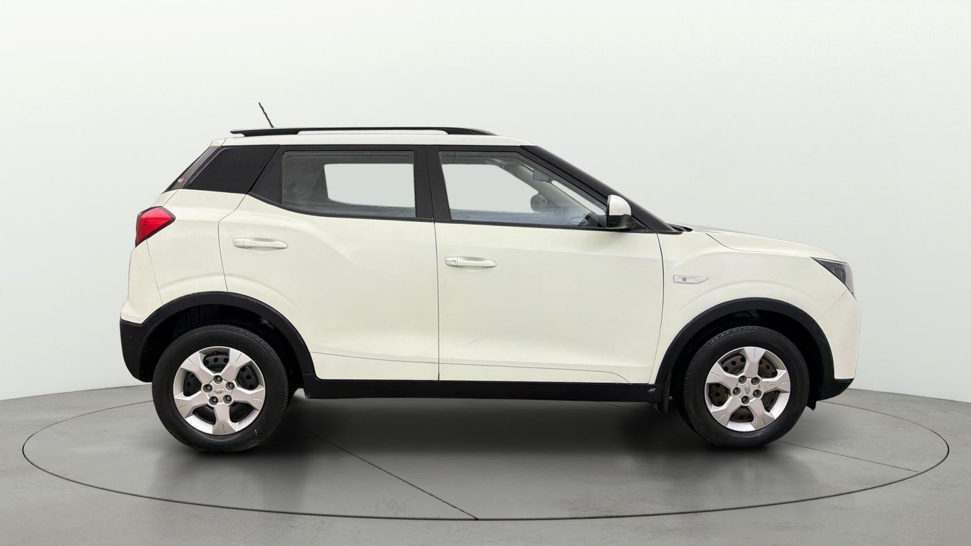 2022 Mahindra XUV300 W6 1.2 PETROL AMT, Petrol, Automatic, 1,14,527 km, Right Side View