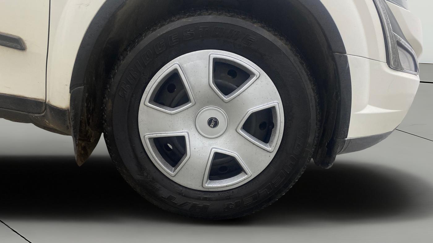 2018 Mahindra XUV500 W7, Diesel, Manual, 1,31,063 km, Right Front Wheel
