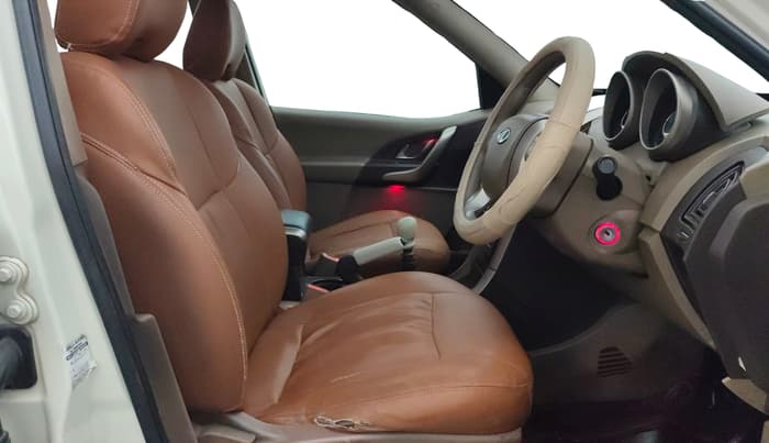 2014 Mahindra XUV500 W6, Diesel, Manual, 1,15,208 km, Right Side Front Door Cabin