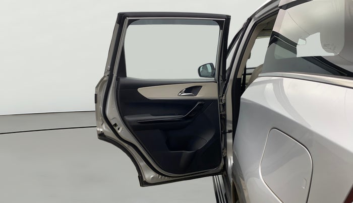 2023 Mahindra XUV700 AX 7 D AT 7 STR, Diesel, Automatic, 16,368 km, LHS Rear Door