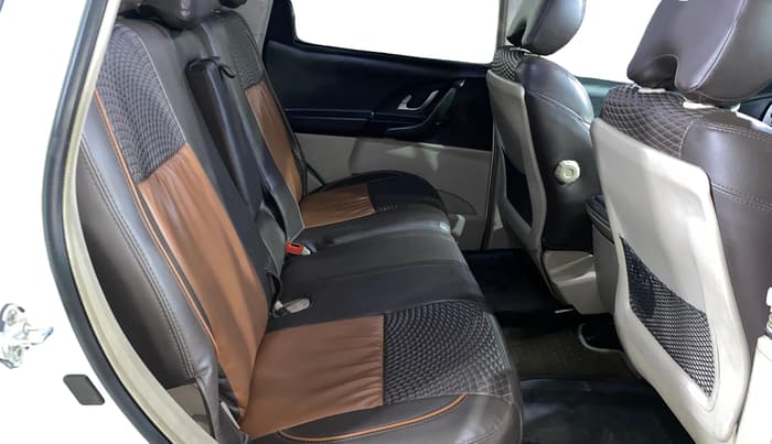 2017 Mahindra XUV500 G AT, Petrol, Automatic, 33,108 km, Right Side Rear Door Cabin