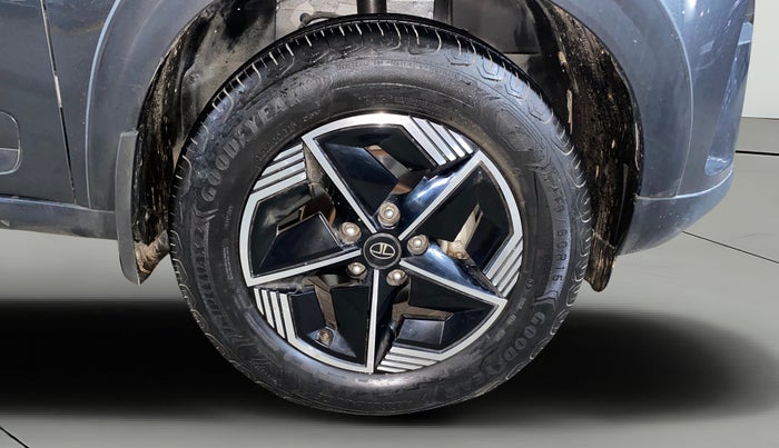 2024 Tata NEXON FEARLESS + SUNROOF DUAL TONE 1.2 PETROL, Petrol, Manual, 4,075 km, Right Front Wheel