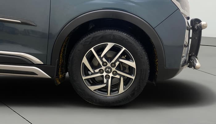 2022 Mahindra XUV300 W8 (O) 1.2 PETROL AMT, Petrol, Automatic, 1,19,785 km, Right Front Wheel