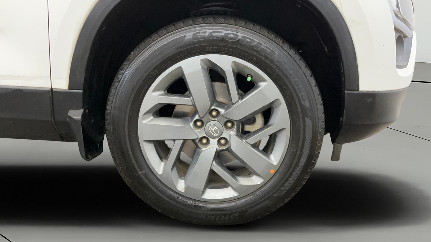 2022 Tata Safari XT PLUS, Diesel, Manual, 69,813 km, Right Front Wheel