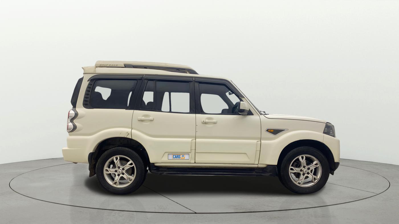 2016 Mahindra Scorpio S10 AT, Diesel, Automatic, 1,41,275 km, Right Side View