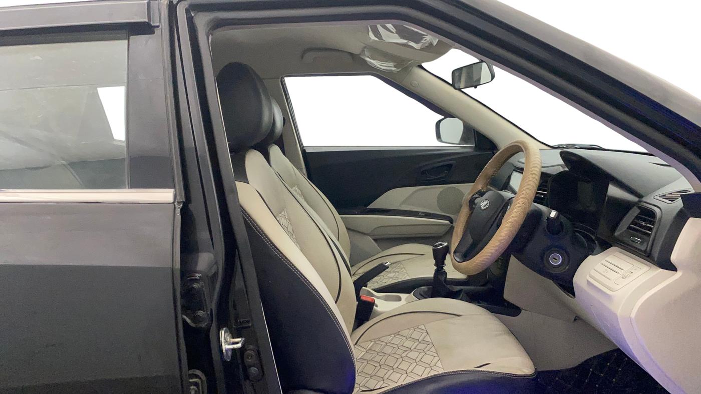 2022 Mahindra XUV300 W4 1.2 PETROL, Petrol, Manual, 40,334 km, Right Side Front Door Cabin
