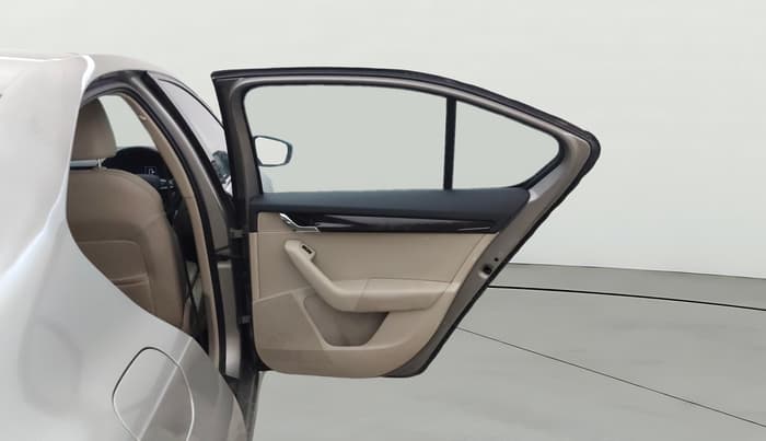 2016 Skoda Octavia STYLE PLUS AT 1.8 TSI, Petrol, Automatic, 1,23,182 km, RHS Rear Door