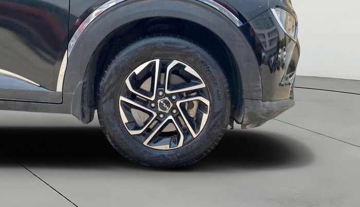 2022 KIA CARENS PRESTIGE PLUS 1.4 PETROL 7 STR, Petrol, Manual, 61,979 km, Right Front Wheel