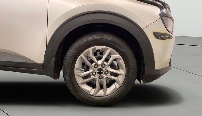 2022 KIA CARENS PRESTIGE 1.4 PETROL 7 STR, Petrol, Manual, 30,835 km, Right Front Wheel