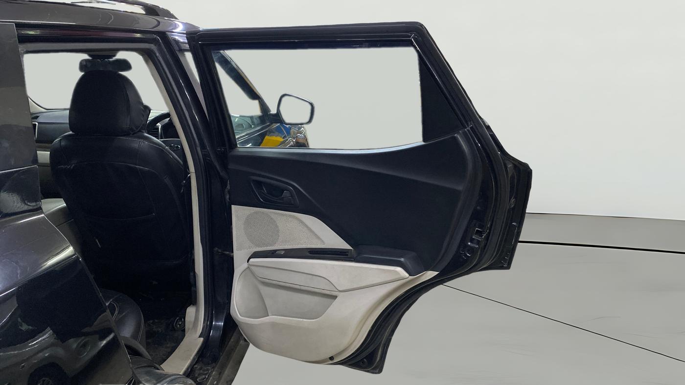 2020 Mahindra XUV300 W6 1.2 PETROL, Petrol, Manual, 83,760 km, RHS Rear Door