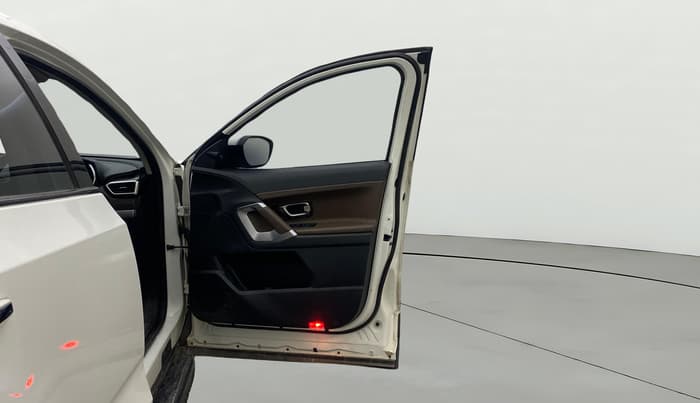 2022 Tata Harrier XZ SUNROOF 2.0L, Diesel, Manual, 60,425 km, RHS Front Door