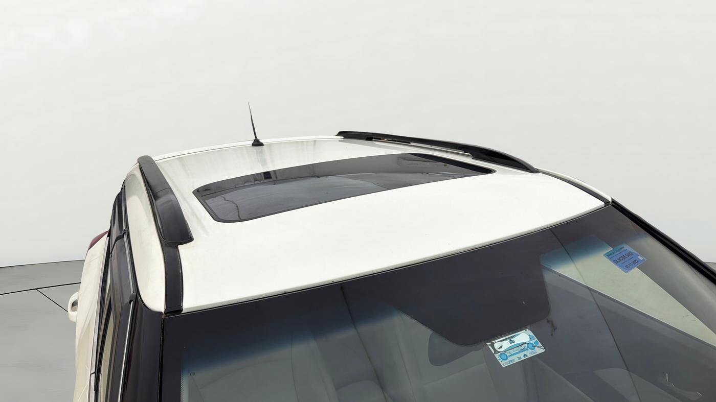 2022 Mahindra XUV300 W8 (O) 1.2 PETROL, Petrol, Manual, 28,505 km, Roof