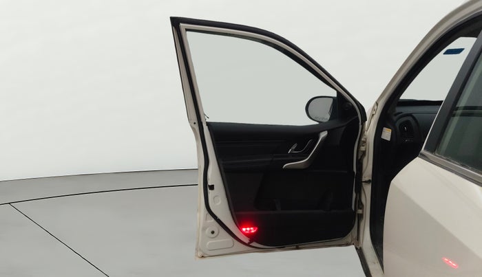 2018 Mahindra XUV500 W11 AT, Diesel, Automatic, 81,037 km, LHS Front Door