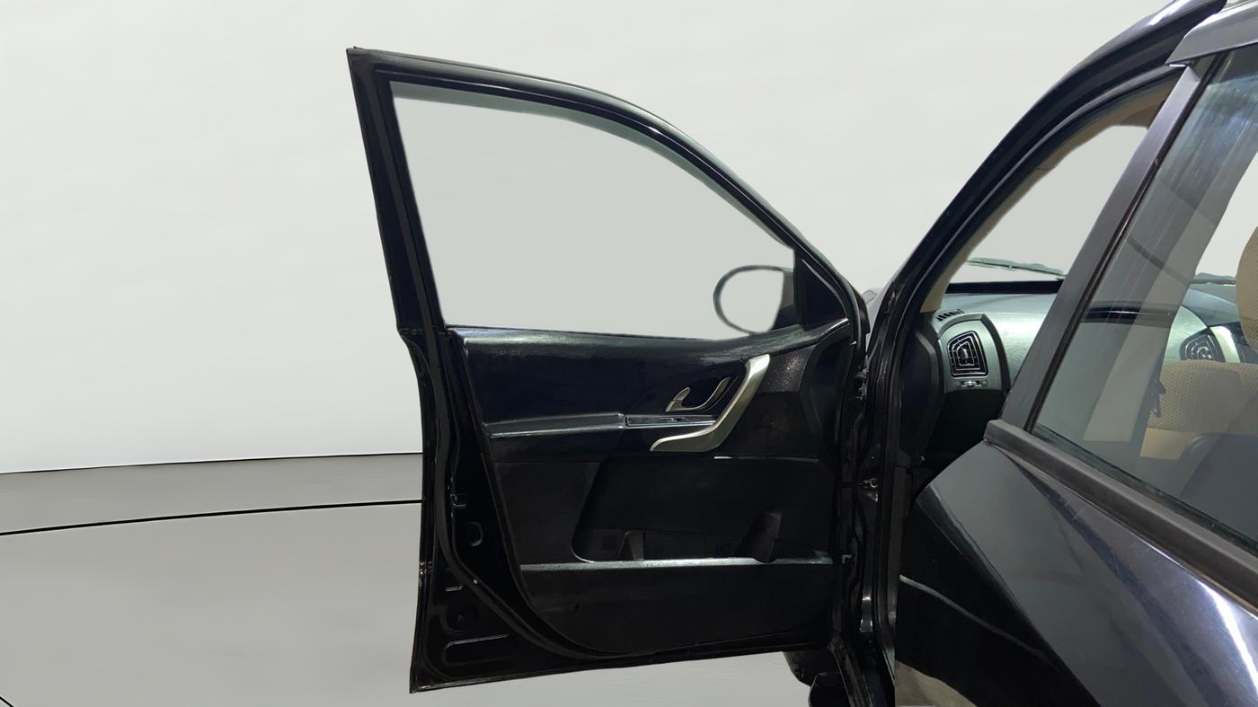 2019 Mahindra XUV500 W7, Diesel, Manual, 1,03,090 km, LHS Front Door