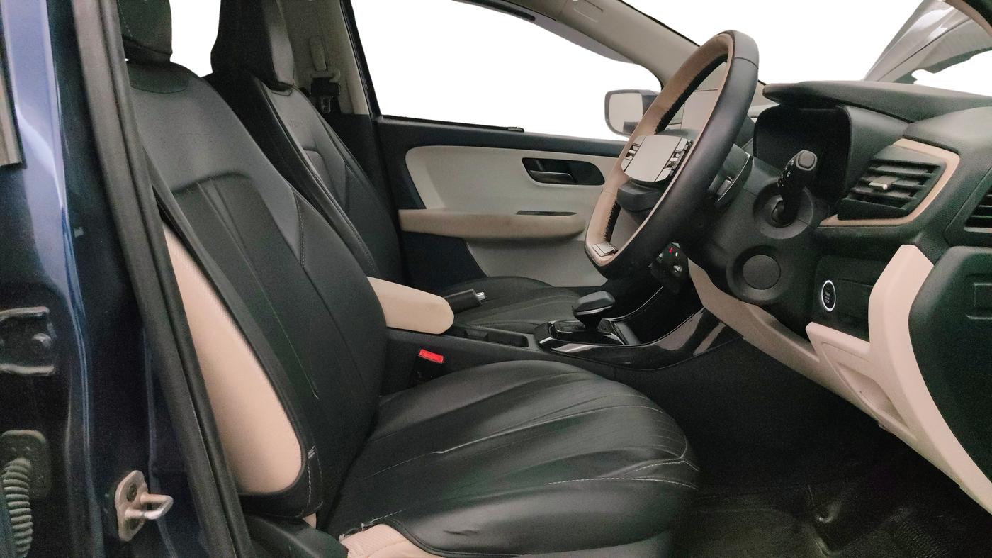 2025 Tata ALTROZ Accomplished Plus S Petrol 6DCT, Petrol, Automatic, 19,943 km, Right Side Front Door Cabin