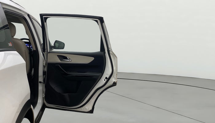 2022 Mahindra XUV700 AX 7 LUXURY D AWD AT 7 STR, Diesel, Automatic, 82,634 km, RHS Rear Door