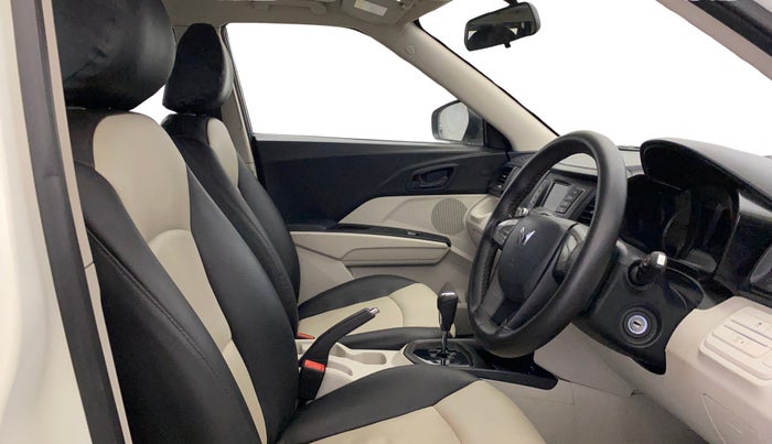 2022 Mahindra XUV300 W6 1.2 PETROL AMT, Petrol, Automatic, 35,398 km, Right Side Front Door Cabin